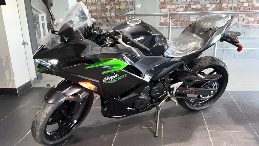 Kawasaki ने लॉन्च की बादशाहों की सवारी Kawasaki Ninja 500 स्पोर्ट्स बाइक, दमदार इंजन और शानदार माइलेज के साथ