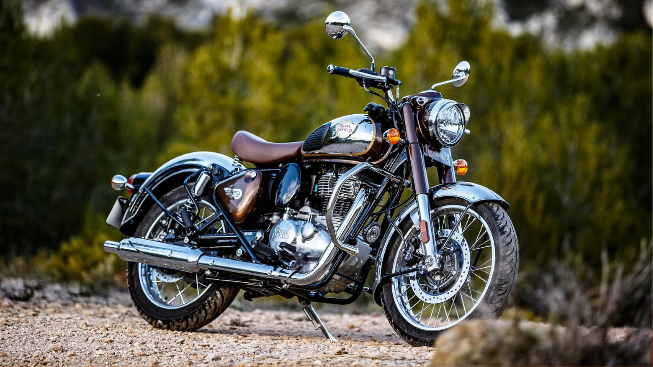 Royal Enfield Classic 350 लॉन्च हुई LED हेडलाइट्स और गियर इंडिकेटर जैसे नए फीचर्स के साथ, कीमत सिर्फ 1.97 लाख से शुरू
