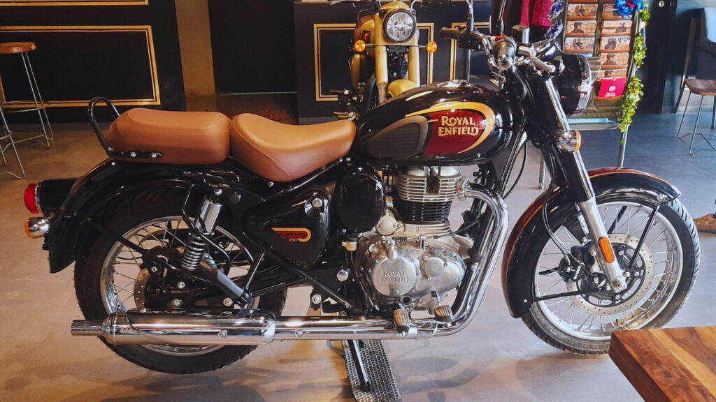 Royal Enfield Classic 350 लॉन्च हुई LED हेडलाइट्स और गियर इंडिकेटर जैसे नए फीचर्स के साथ, कीमत सिर्फ 1.97 लाख से शुरू