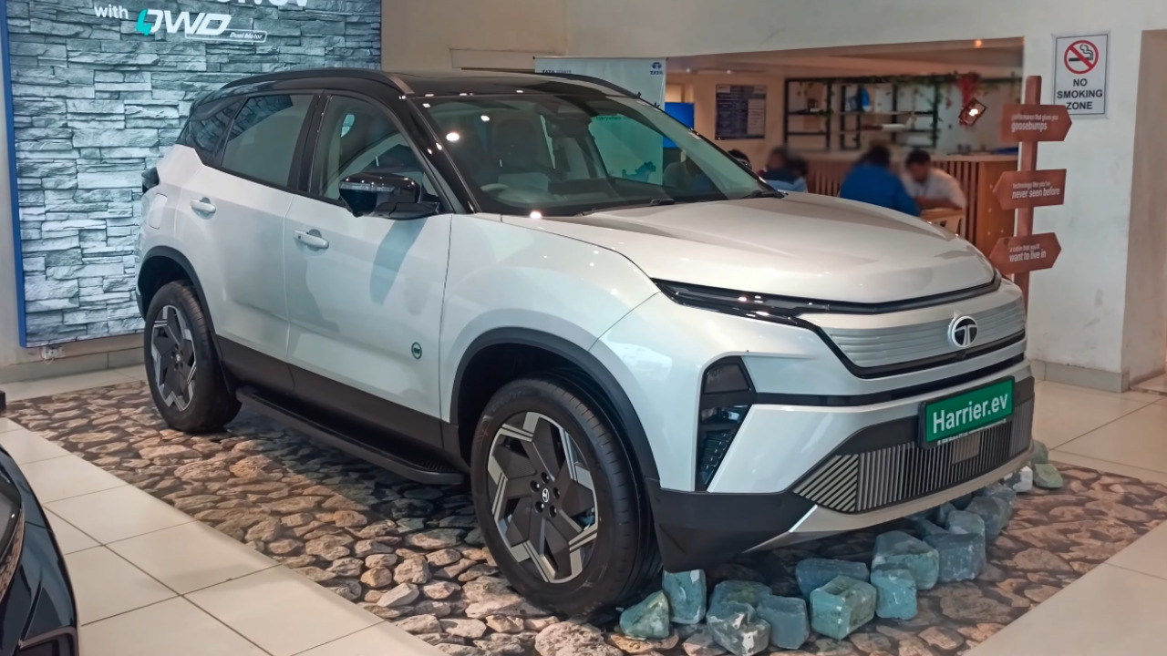 Tata Harrier EV पहुंची डीलरशिप पर, जल्द शुरू होगी डिलीवरी, ये SUV फुल चार्ज पर देगी 622Km रेंज