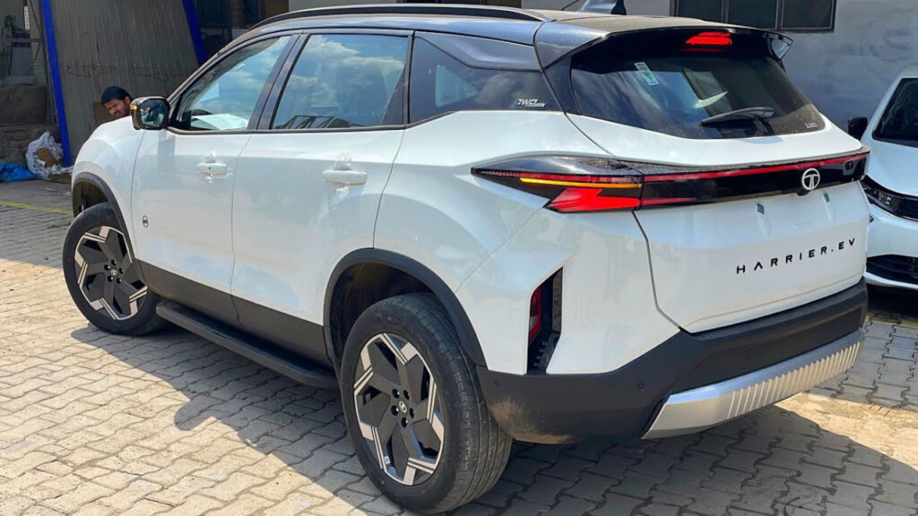 Tata Harrier EV पहुंची डीलरशिप पर, जल्द शुरू होगी डिलीवरी, ये SUV फुल चार्ज पर देगी 622Km रेंज