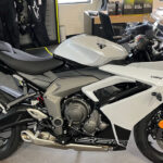 Yamaha को धूल चटाने आई Triumph Daytona 660 स्पोर्ट्स बाइक, मॉडर्न फीचर्स और स्टाइलिश डिजाइन के साथ