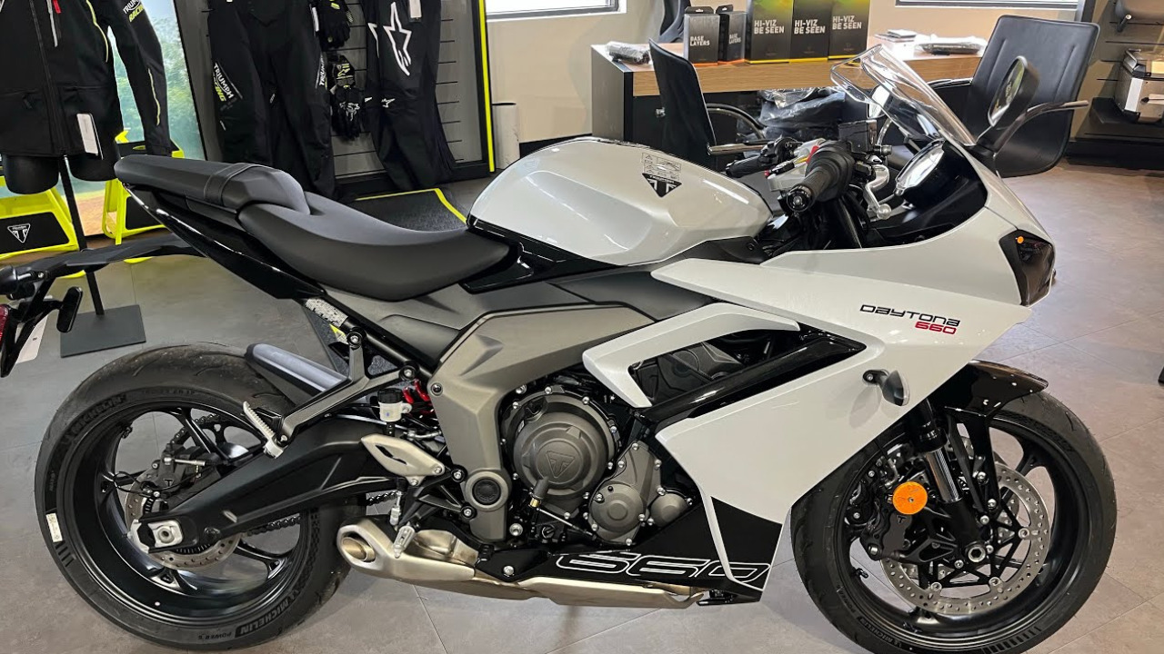 Yamaha को धूल चटाने आई Triumph Daytona 660 स्पोर्ट्स बाइक, मॉडर्न फीचर्स और स्टाइलिश डिजाइन के साथ